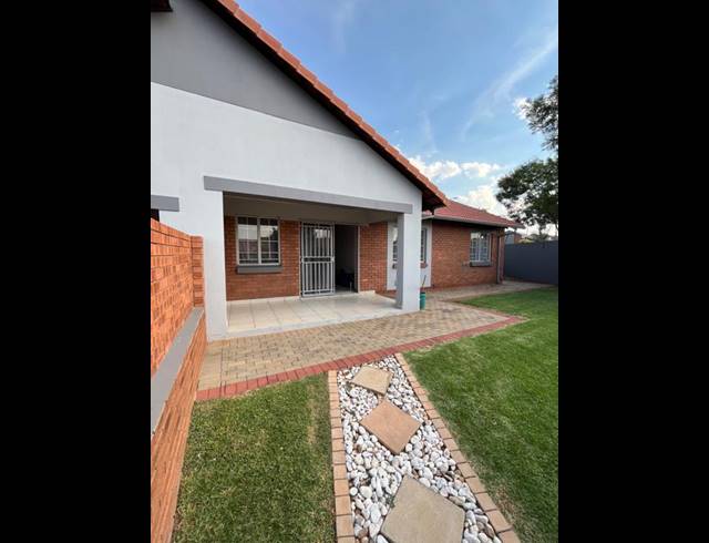 3 BEDROOM TOWNHOUSE FOR SALE IN MONAVONI